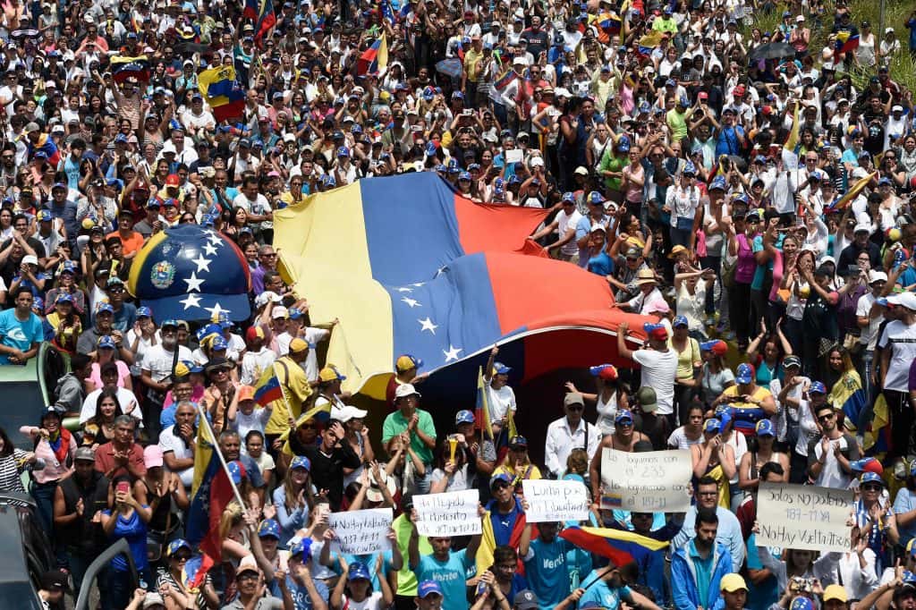Chavistas y antichavistas volvieron a las calles en Venezuela en medio de nuevos apagones