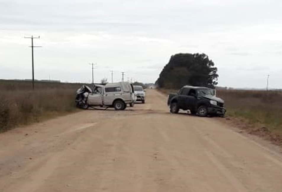 Dos personas internadas  tras chocar de frente  en un camino rural
