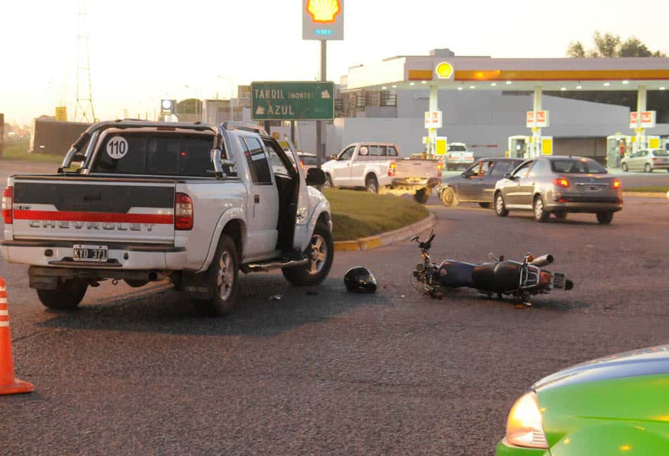 Una camioneta rozó a una moto en plena rotonda y su conductora fue hospitalizada