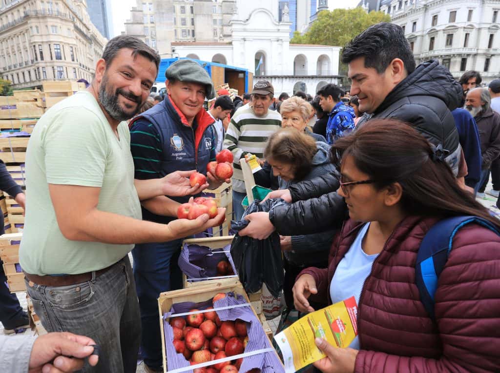 Nuevo frutazo de productores de Río Negro y Neuquén en Capital