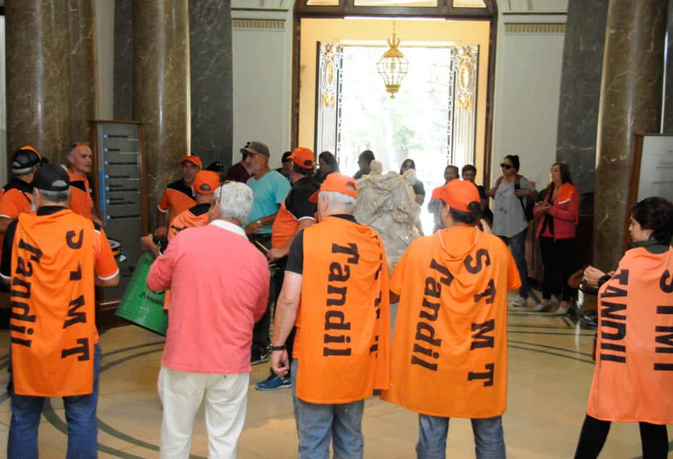 Trabajadores municipales se manifestaron para exigir la pronta finalización del convenio colectivo