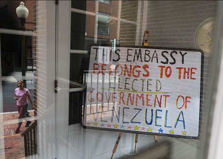 Bloquean la embajada de Venezuela en EEUU para evitar llegada de una delegación de Guaidó