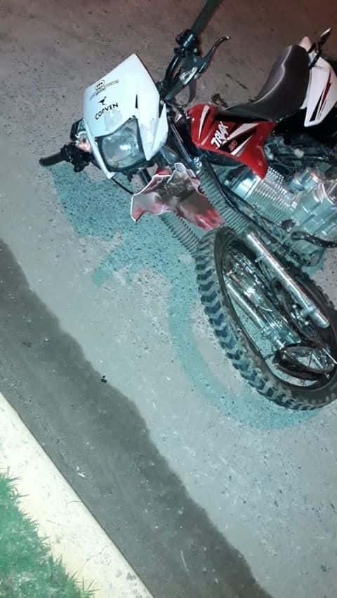 Un motociclista sufrió graves heridas al chocar con un auto en La Movediza