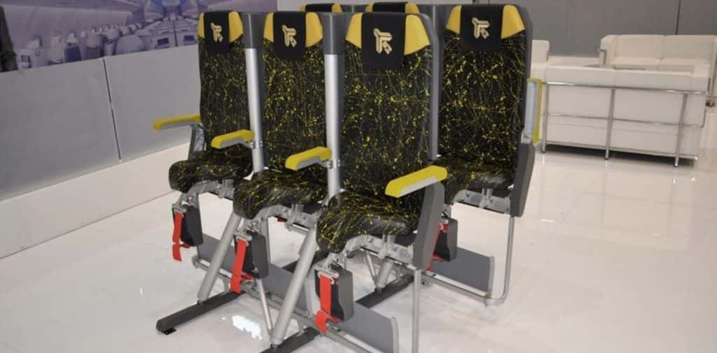 Nuevos asientos de avión que proponen viajar casi parados