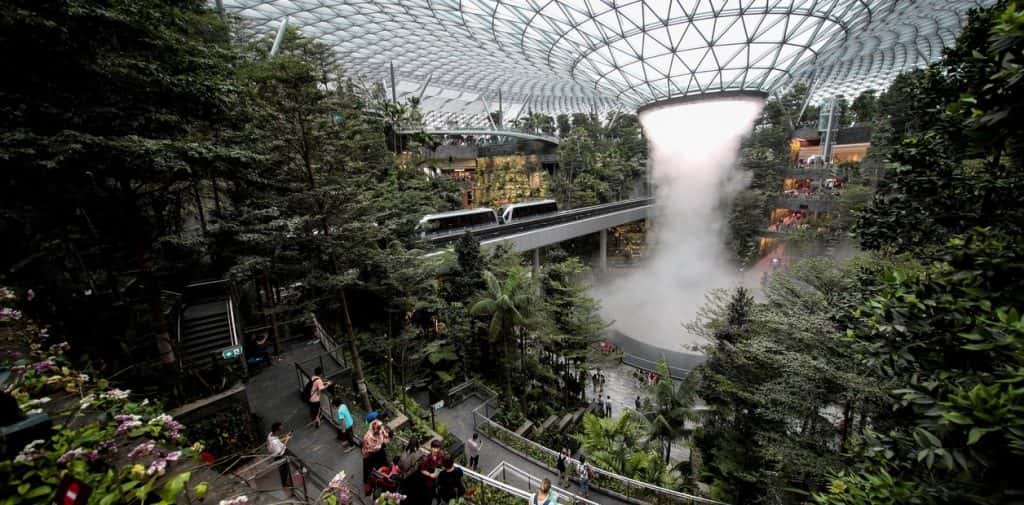 El aeropuerto de Singapur inaugura la cascada interior más alta del mundo