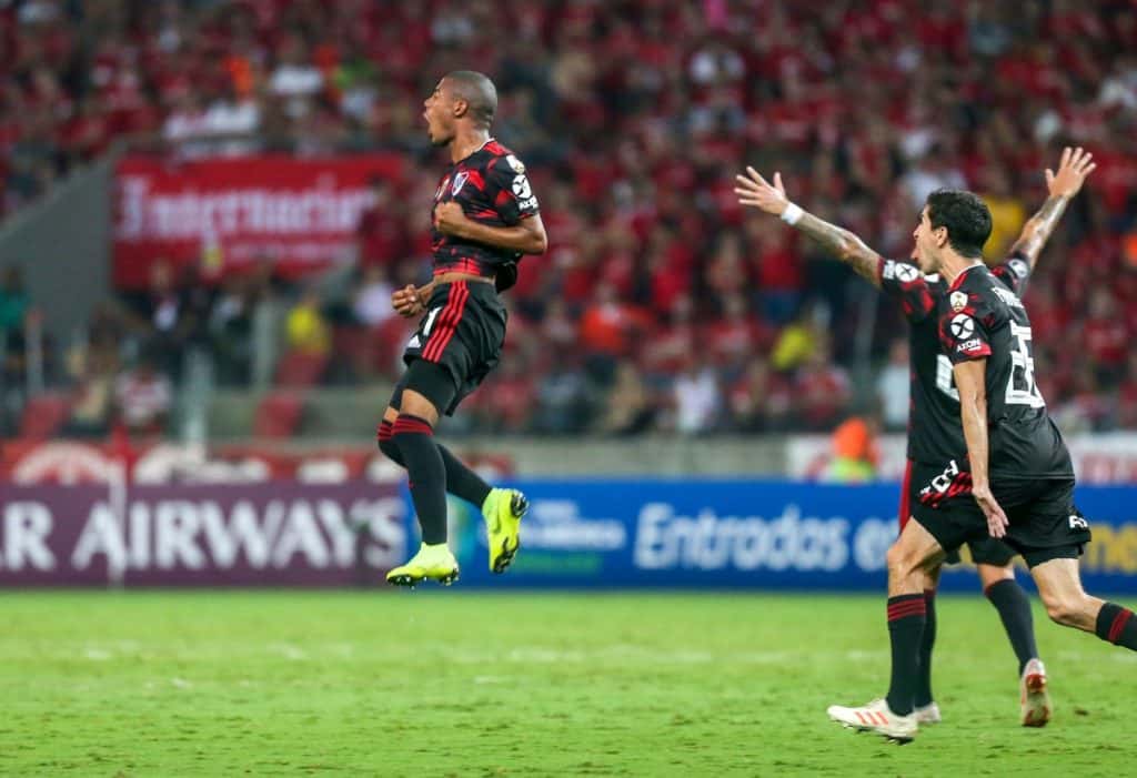 River reaccionó y rescató  un empate en Porto Alegre