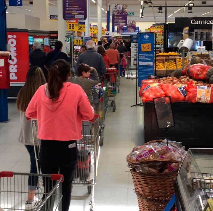 Largas filas en supermercados de Tandil por el 50 por ciento de descuento