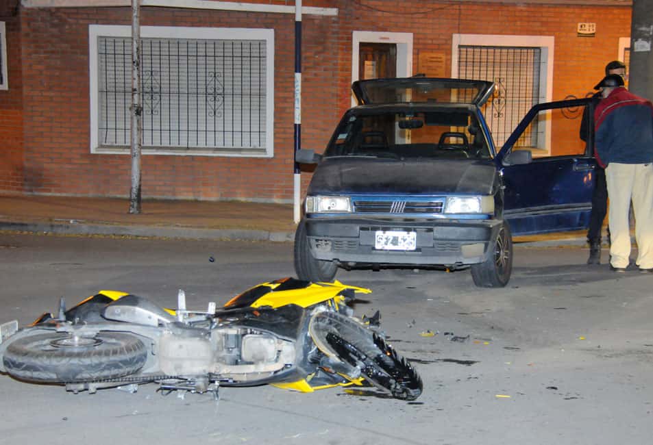 Otro accidente entre auto y moto se registró en avenida Perón