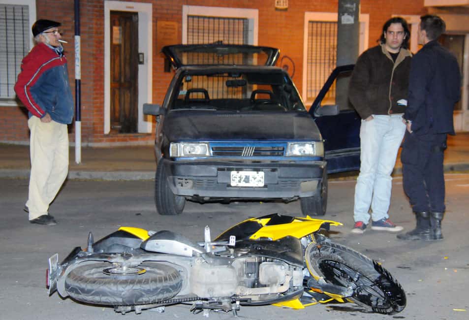 Un joven quedó internado en  el Hospital  tras un accidente  con un auto en Perón y Antonena