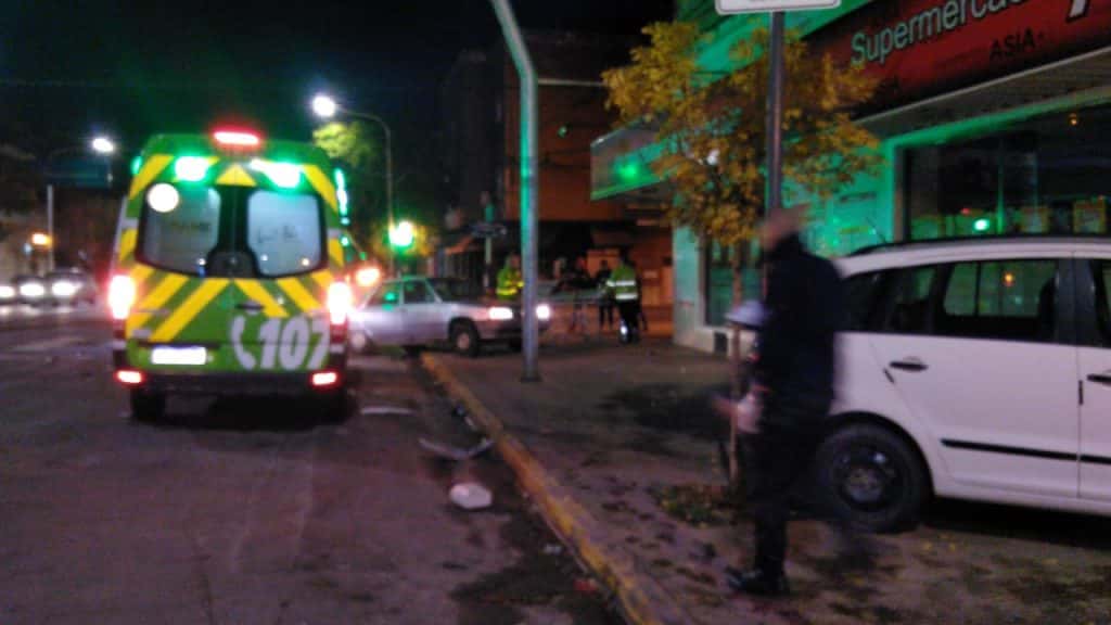 Fuerte colisión en avenida España e Yrigoyen terminó con personas hospitalizadas