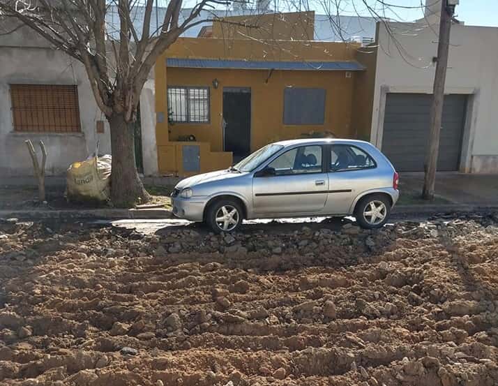 Rompieron el asfalto para pavimentar pero dejaron un auto atrapado