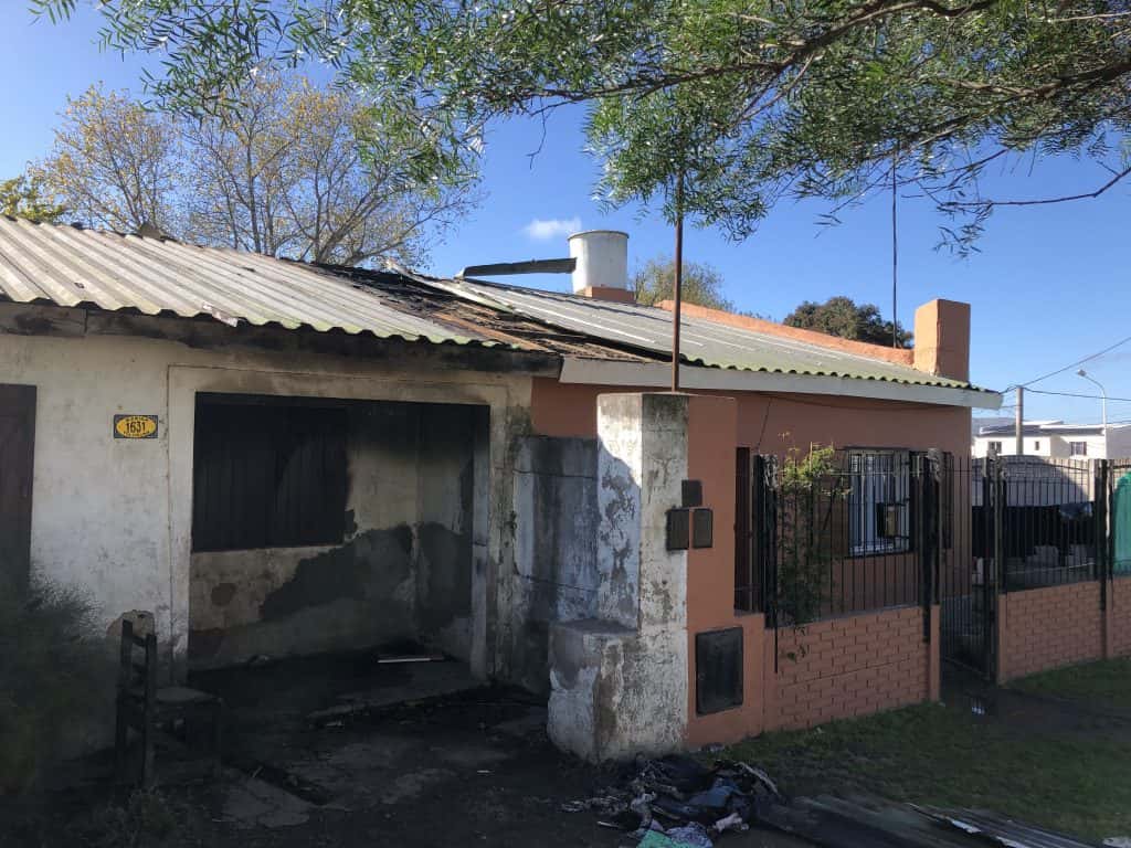 Incendio: gran deterioro de una propiedad y una mujer trasladada al Hospital tras inhalar humo