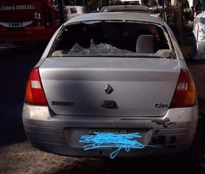 Tras una discusión callejera le rompió el vidrio del auto y huyó