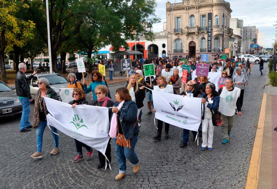 Cientos de personas marcharon por la despenalización de la marihuana