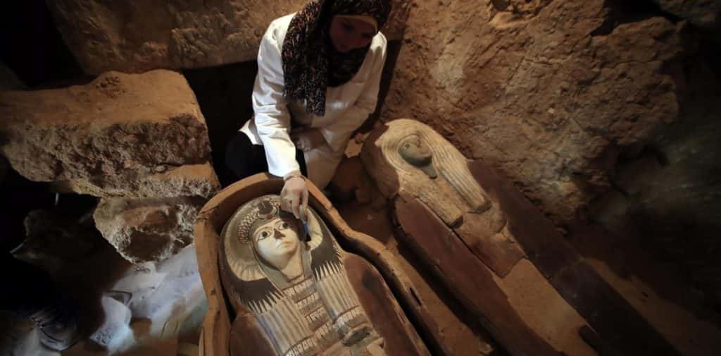 Descubren tres nuevas tumbas en el desierto de Guiza