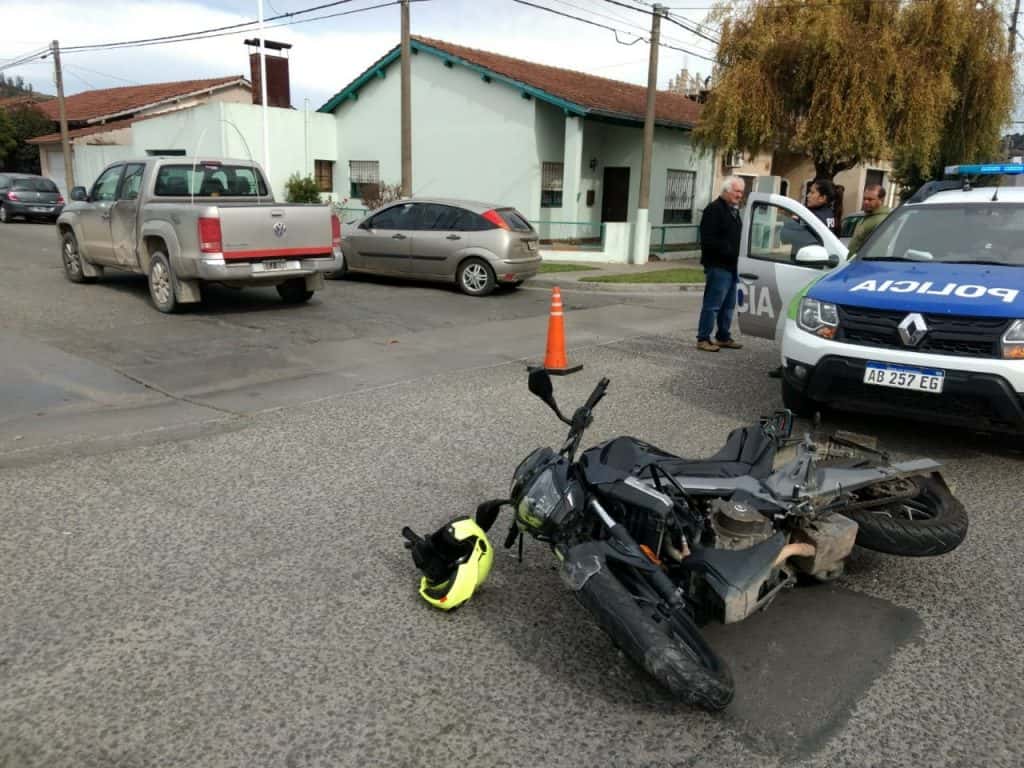 Un motociclista fue trasladado al Hospital tras chocar con una camioneta