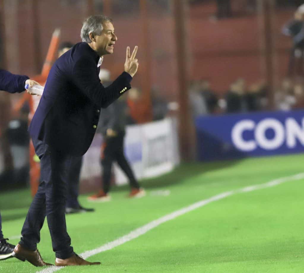 Ariel Holan dejó de ser el técnico de Independiente