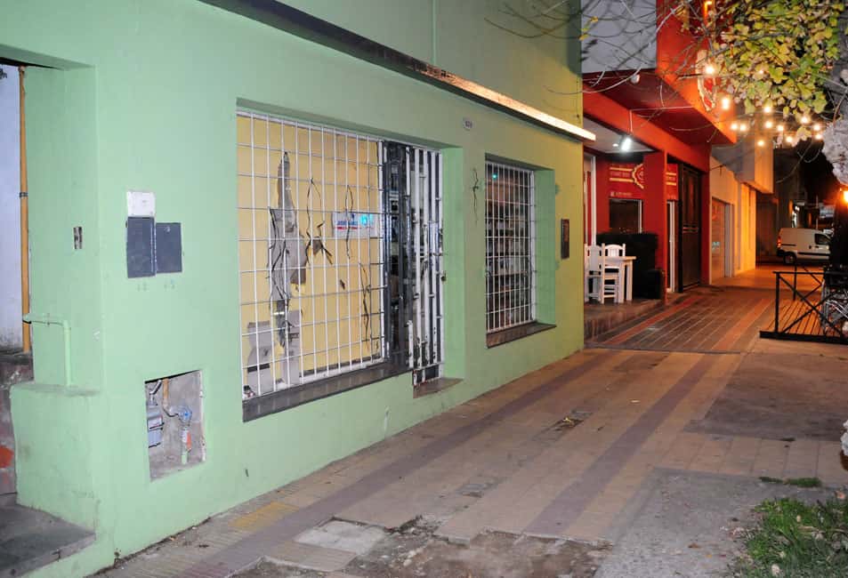 Dos delincuentes asaltaron una ferretería en Rivadavia al 200 y huyeron caminando con la recaudación