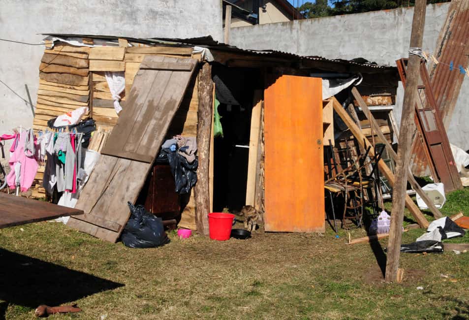 Una mamá que vive en una casilla de madera sin piso con sus seis hijos necesita ayuda