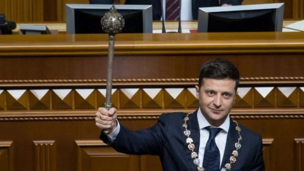 Volodimir Zelenski juró como presidente ucraniano y ordenó disolver el Parlamento