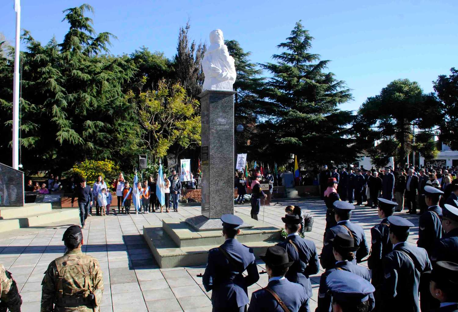 Con un emotivo acto, la comunidad homenajeó al general Manuel Belgrano a 199 años de su fallecimiento