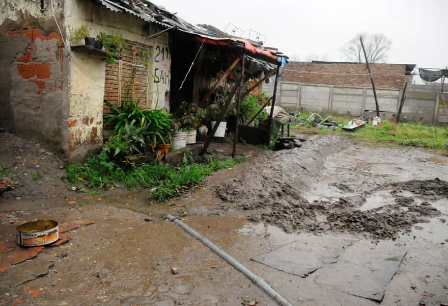 La lluvia no da tregua y los trastornos en  distintos barrios de la ciudad se multiplican