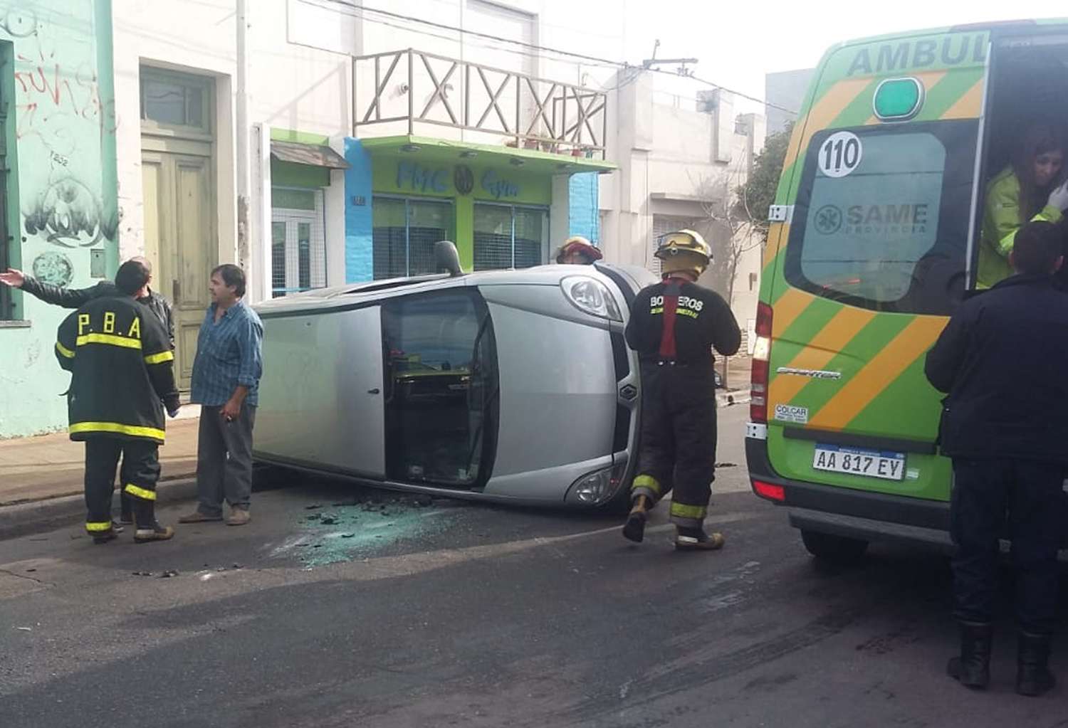 Un hombre sufrió heridas leves al volcar una camioneta en 9 de Julio y Montevideo