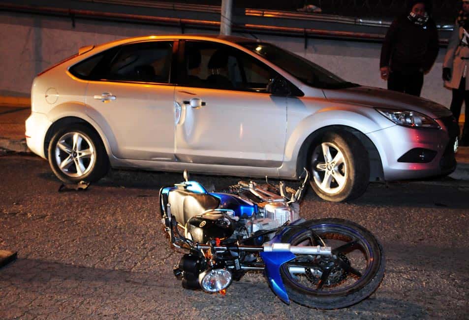 Una automovilista abrió la puerta del auto y un motoclista chocó