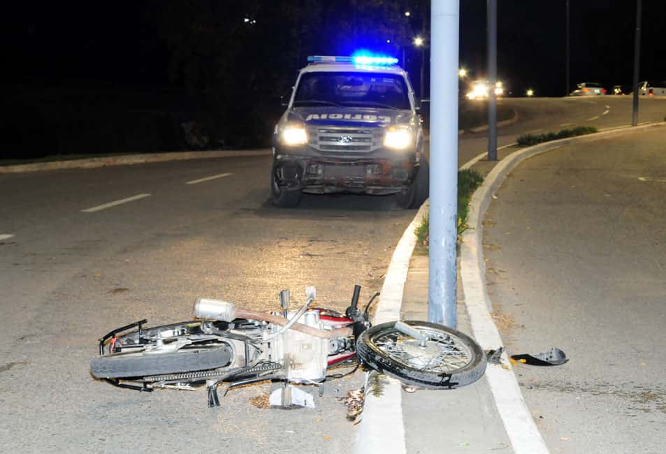 Un motociclista fue trasladado al Hospital tras impactar contra un poste de luz