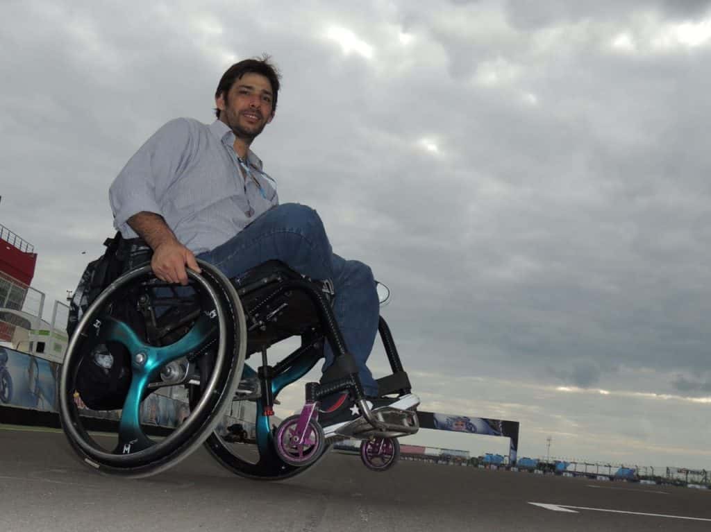 Perdió una de las ruedas de su silla y pide colaboración para poder recuperarla