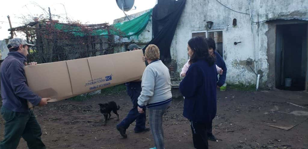 Entregaron colchones y camas a la familia  que sufrió de las inundaciones en Azucena, entre Salta y Alvarado