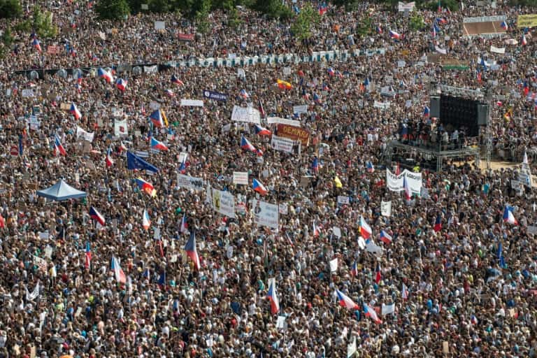 Una masiva marcha reclamó la renuncia del premier checo
