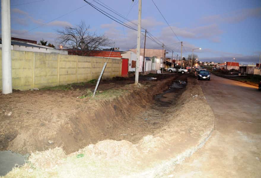 Una obra de pavimento mal ejecutada generó una "olla" que provocó inundaciones a vecinos