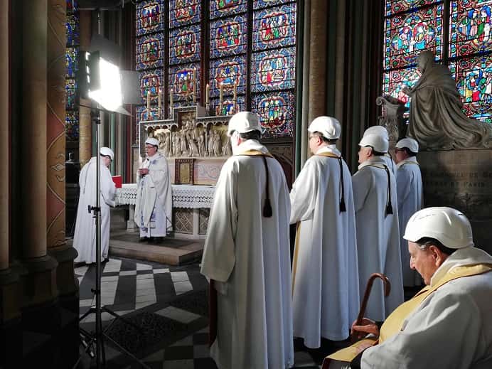 A dos meses del incendio, se celebró la primera misa en la catedral parisina de Notre Dame