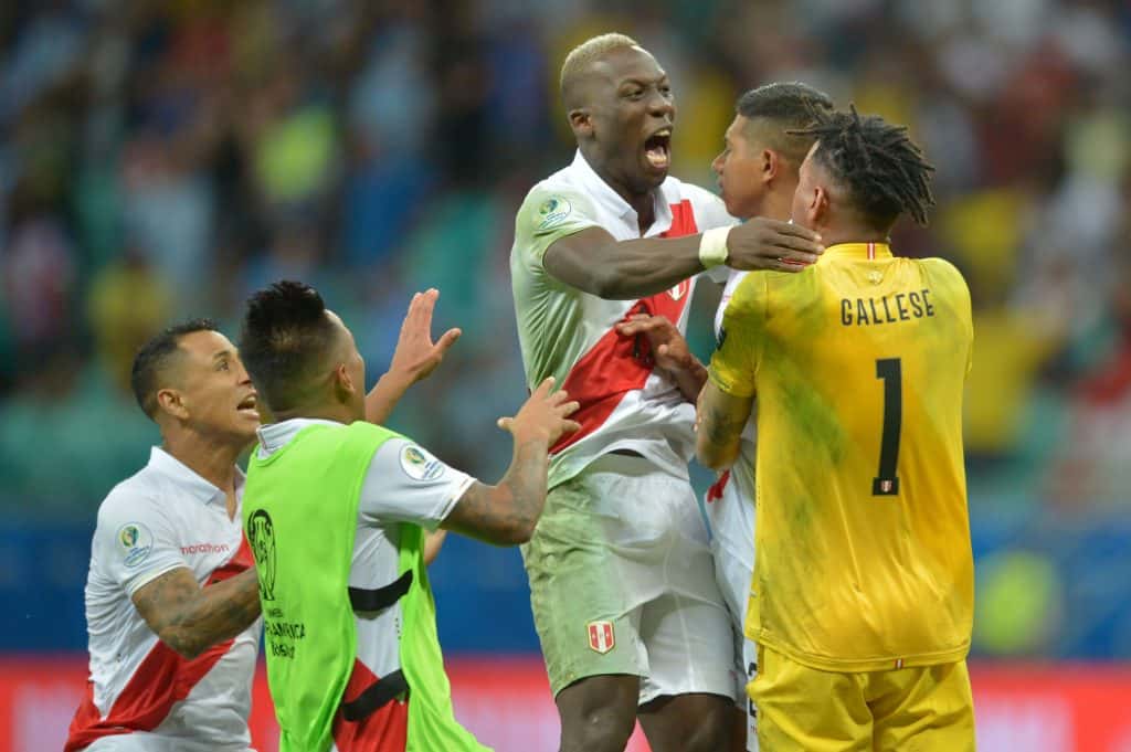 Perú dio el golpe para meterse en semifinales