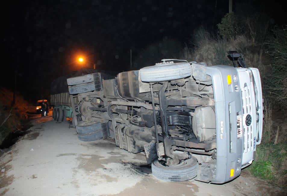 Un camión que transportaba papa volcó en Santa Cruz y Navarro