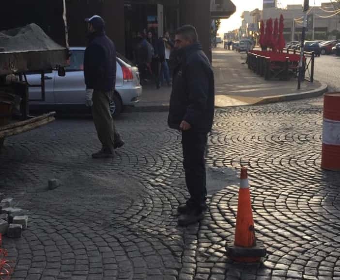 Luego de que un adoquín impactara contra un bar, el Municipio arregló la calle