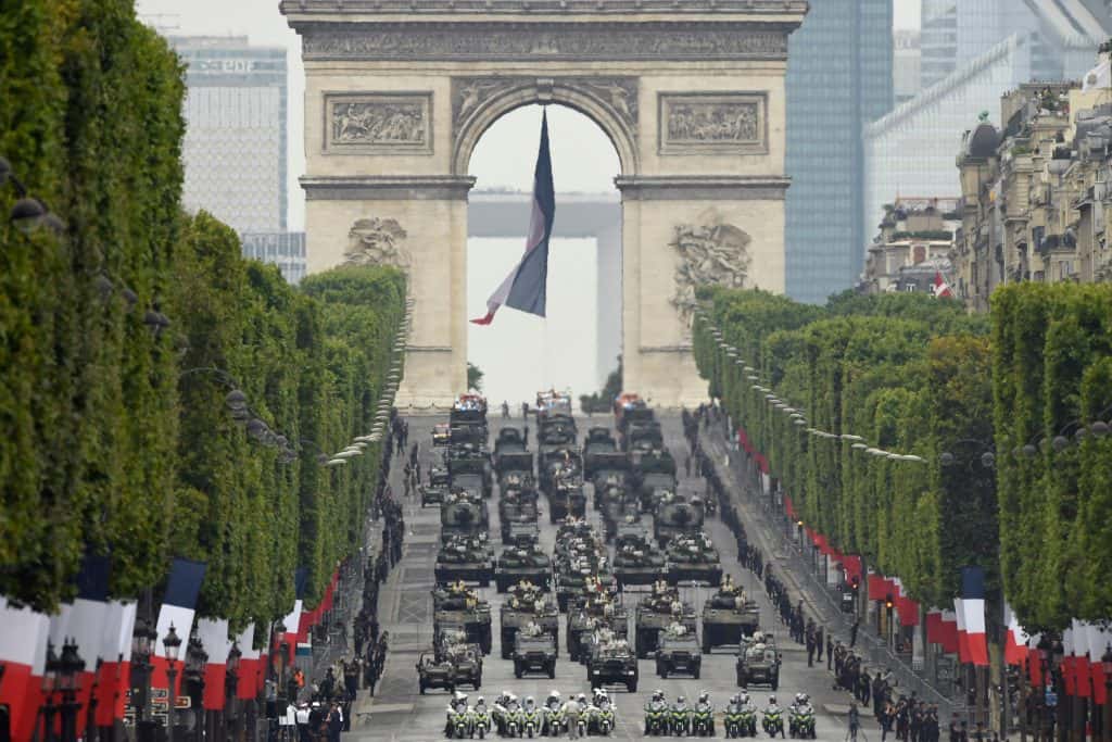 Tensión entre manifestantes y policías en el desfile francés