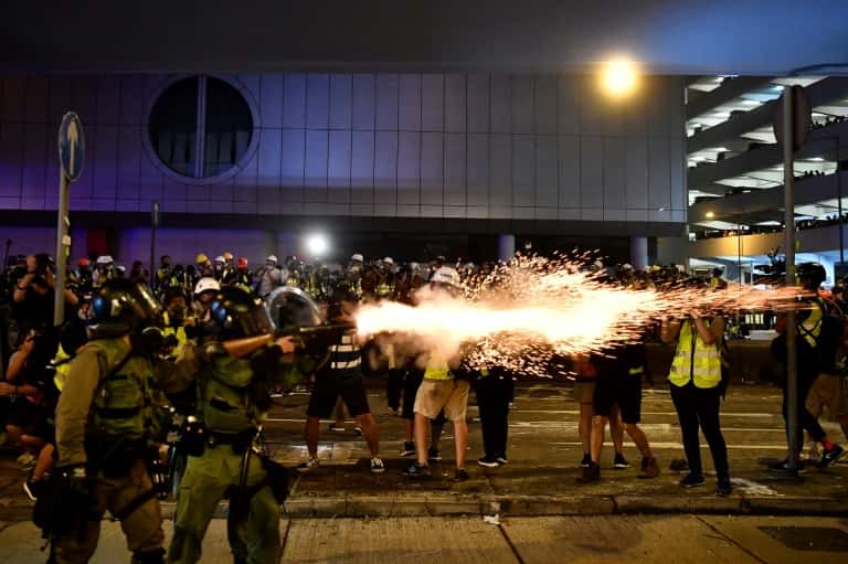 Hong Kong volvió al caos con una noche de incidentes entre manifestantes y la policía