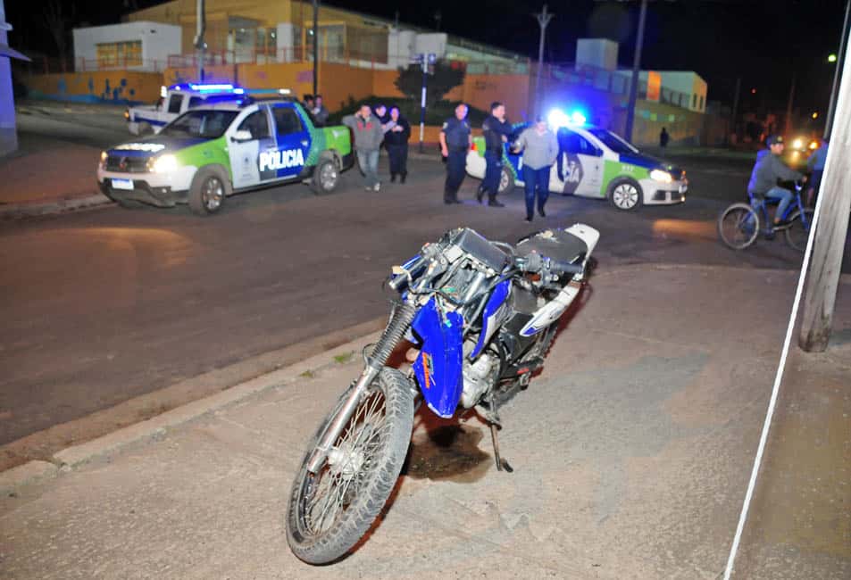 Dos hermanos fueron hospitalizados tras chocar con su moto en Lavalle y Movediza