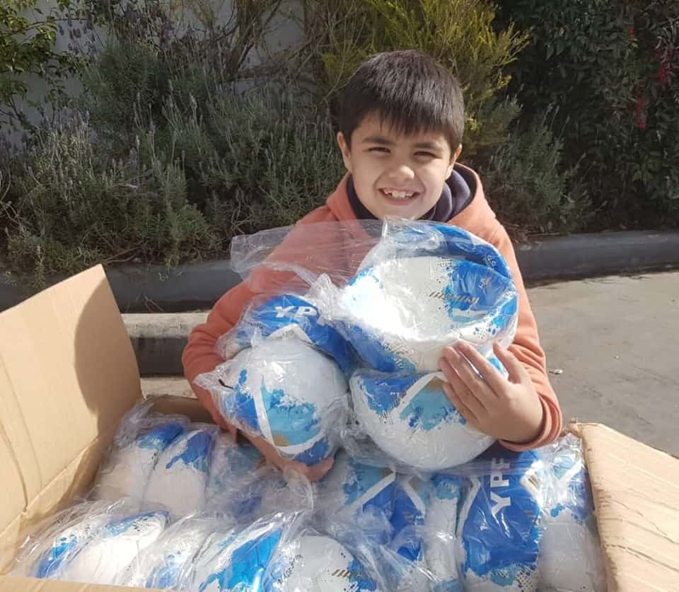 Un final feliz: el niño de 7 años que había perdido la pelota recibió 40 balones de YPF
