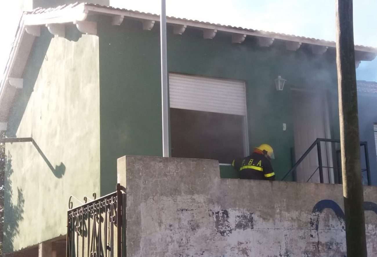 Un joven fue trasladado al Hospital tras intentar sofocar un incendio en su departamento