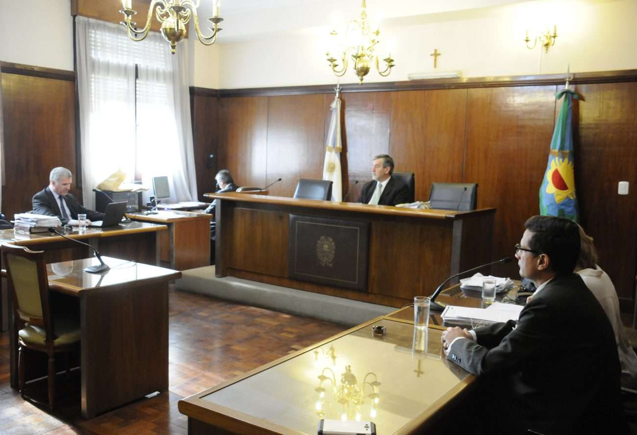 Tras la condena y a la espera del juicio por abuso, Castaño no puede acercarse a  los denunciantes y tampoco irse del país