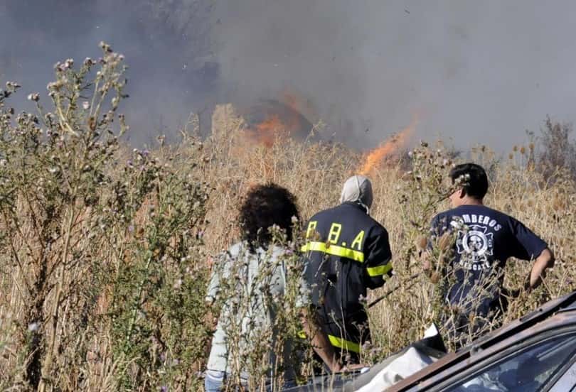 Un incendio intencional puso en riego a varias viviendas en la zona de Villa Laza