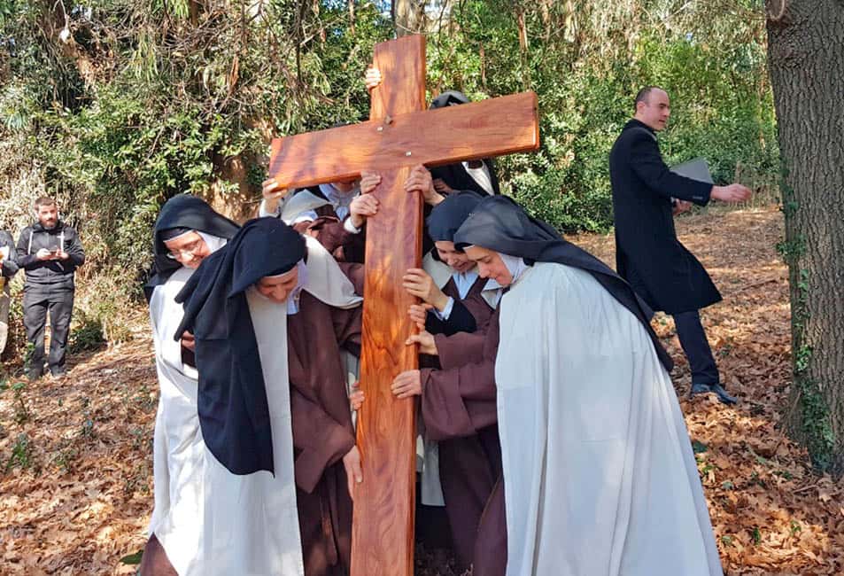 Con la presencia del Obispo, se colocó la cruz fundacional del Monasterio Carmelita en el Calvario