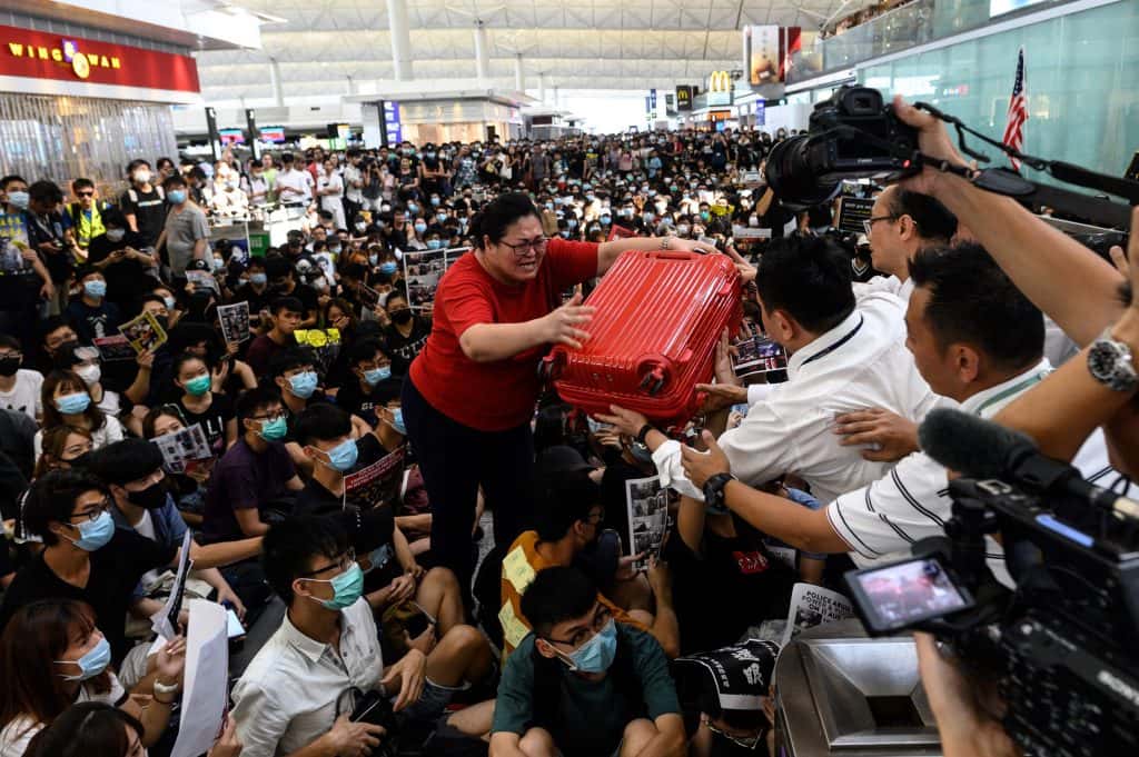 Segundo día de caos en el aeropuerto de Hong Kong por nuevas manifestaciones