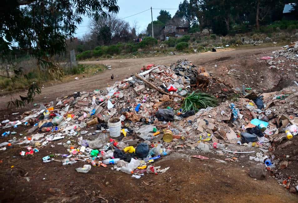 Vecinos de Arlt y O´Higgins  reclaman por un terreno  que estarían rellenando  con residuos domiciliarios