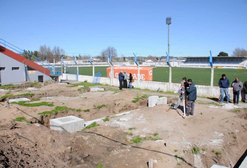 Después de cinco años de demora, terminarán de colocar las tribunas en el estadio municipal