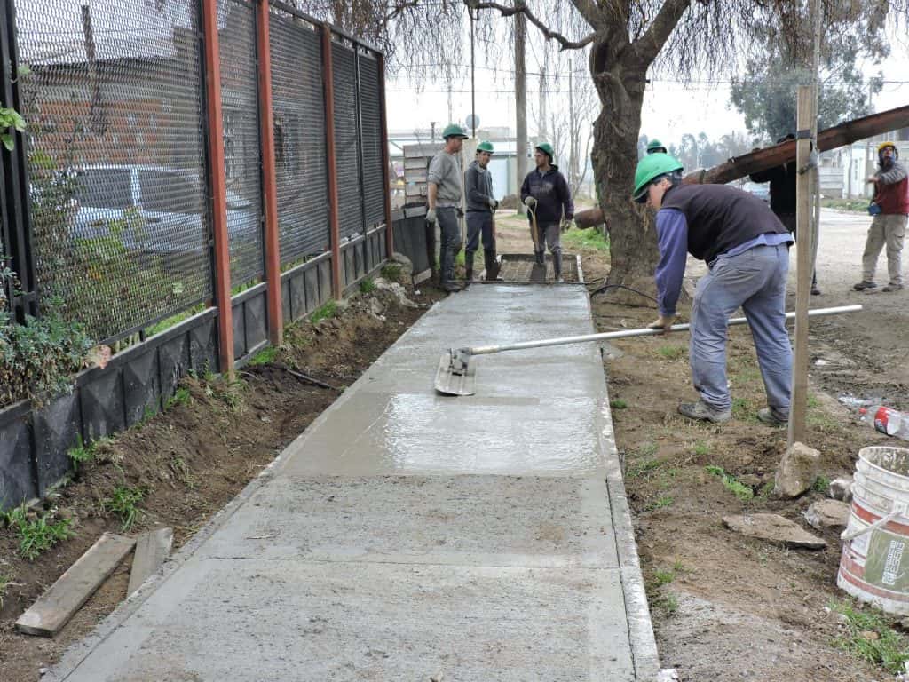Avanzan las obras de construcción de veredas  en una amplia zona del barrio La Movediza