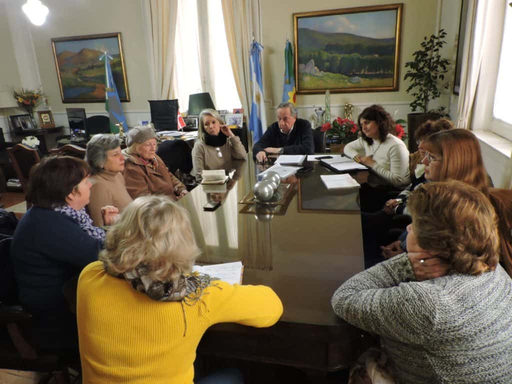 La comuna se reunió con representantes de Cáritas para reforzar la asistencia social 